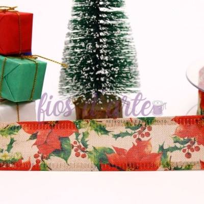 Presentes decorativos, árvore de Natal artificial e fita de tecido com padrão floral festivo.