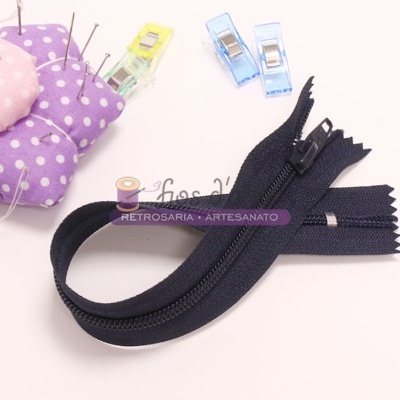 Fecho éclair preto, alfineteiro roxo com bolinhas, alfinetes e prendedores coloridos