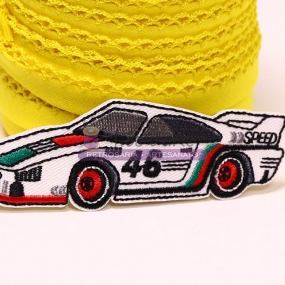 Patch bordado em forma de carro de corrida branco com detalhes coloridos e número 46