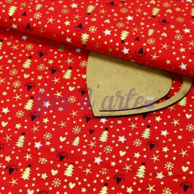 Tecido vermelho com padrão natalício dourado e preto e etiqueta da marca Rifarte