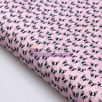 Tecido cor-de-rosa com padrão de cabeças de cães preto e branco