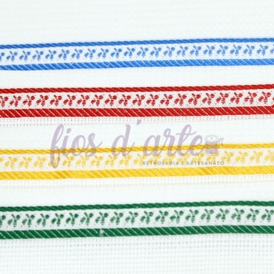 Fitas decorativas de tecido coloridas com padrão de folhas sobre fundo branco