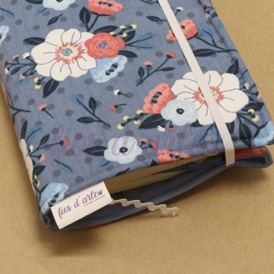 Capa de tecido azul com flores coloridas e elástico branco