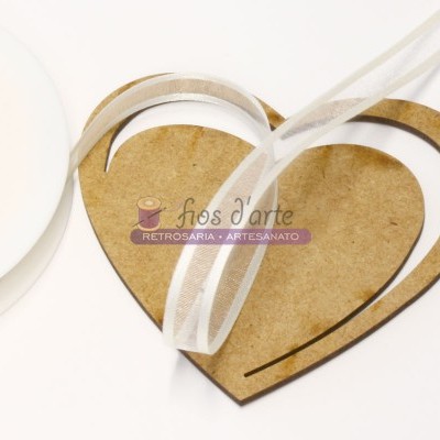 Fita de organza branca e corações de madeira com texto artesanal