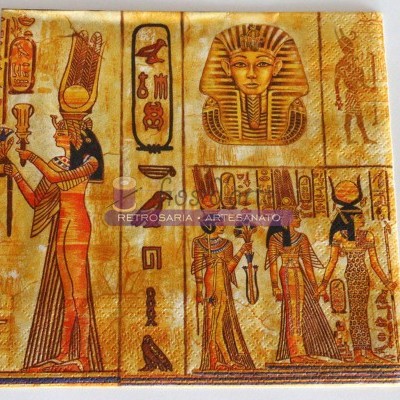 Azulejos decorativos de arte egípcia antiga com hieróglifos e figuras femininas em tons dourados e castanhos