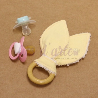 Chuchas azul e rosa e mordedor com argola de madeira e tecido amarelo