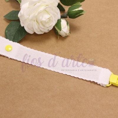 Prendedor de fita branco com clip amarelo e botão amarelo junto a flor branca artificial