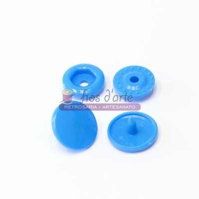 Botões de pressão azuis em plástico com inscrição, sobre fundo branco com logótipo