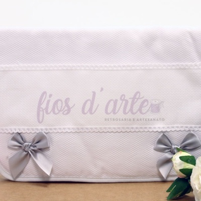 Capa protetora branca com laços cinza e texto 'fios d'arte'