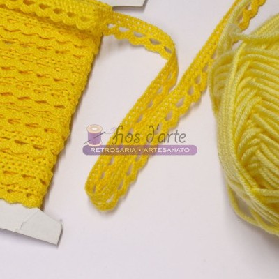 Fita de renda amarela e novelo de lã amarela com texto hs d'arte