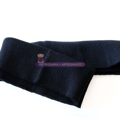 Cachecol azul escuro canelado dobrado sobre fundo branco