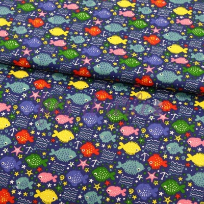 Tecido azul com padrão colorido de peixes e algas marinhas