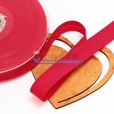 Rolo de fita vermelha com molde de coraÃ§Ã£o em cortiÃ§a