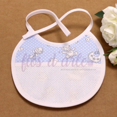 Babete de bebé azul claro e branco com desenhos e flores brancas ao lado