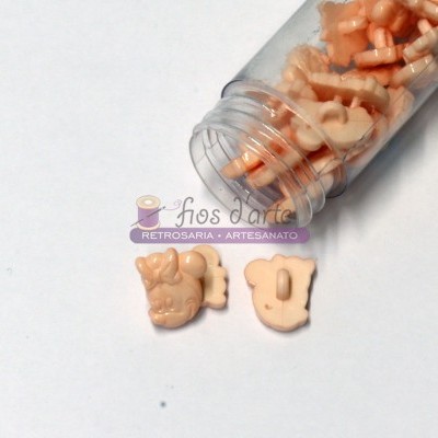 Frasco com botões cor pêssego em formas variadas sobre fundo branco