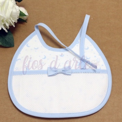 Babete de bebé branco com padrão azul e laço azul