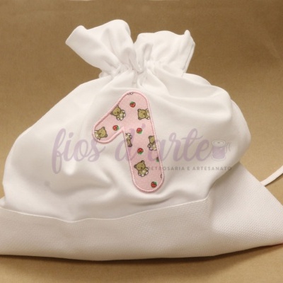 Saco branco de tecido com número 1 rosa e padrão de ursos e morangos