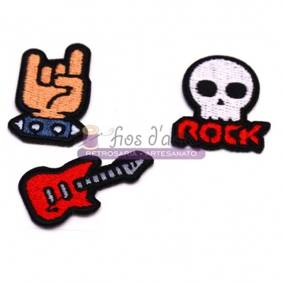 Três patches bordados com temas de rock em fundo branco