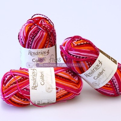 Três novelos coloridos de lã Rosários 4 Colibri com etiquetas brancas