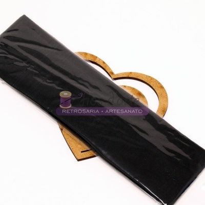 Barra de tecido preta embalada em plástico sobre suporte de madeira