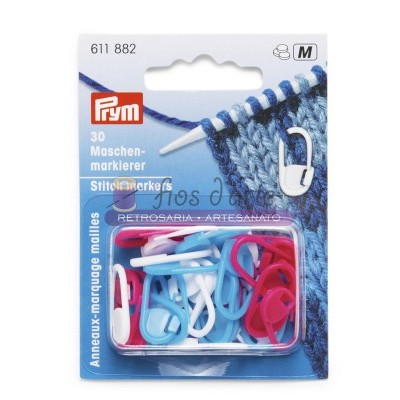 Marcadores para malhas Prym em plástico colorido em embalagem blister com fundo azul tricotado.