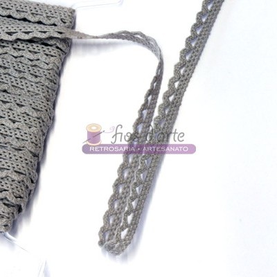 Fita rendada cinza com padrão de losangos e logotipo fiosarte