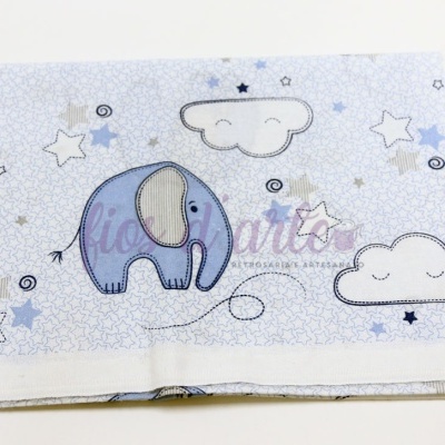 Manta de tecido com elefante azul e estrelas em fundo branco