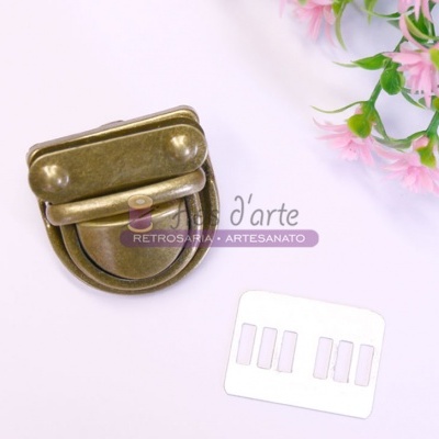 Fecho metálico bronze antigo com flores artificiais ao lado