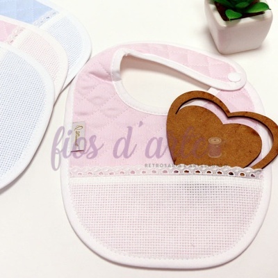 Babete branco e rosa com bolso de malha e vaso de planta pequeno