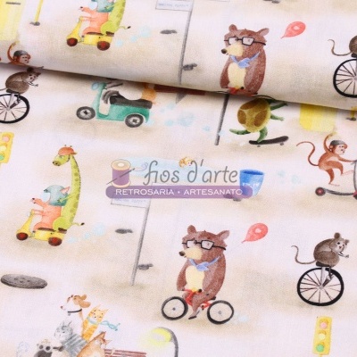 Tecido bege com padrão de animais animados em atividades de mobilidade