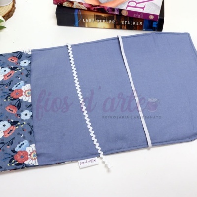 Capa de tecido azul com padrão floral e fecho elástico