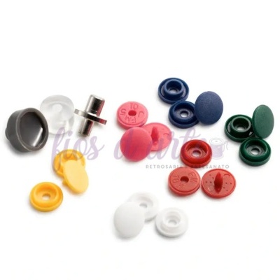 botões coloridos de plástico e metal sobre fundo branco