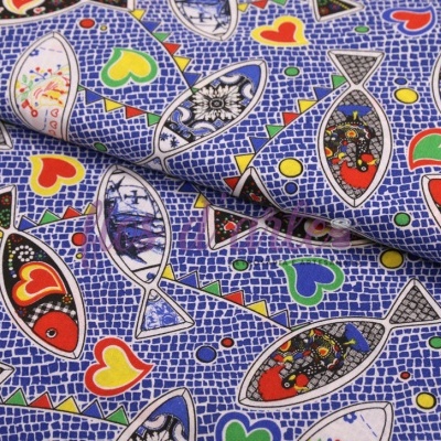 Tecido azul com padrão de peixes coloridos e corações