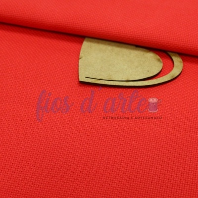 Tecido vermelho com pedaço de cartão castanho