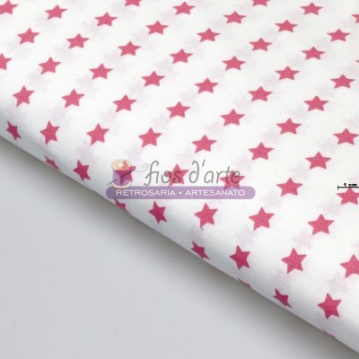 tecido branco com estrelas cor de rosa e escala de medição