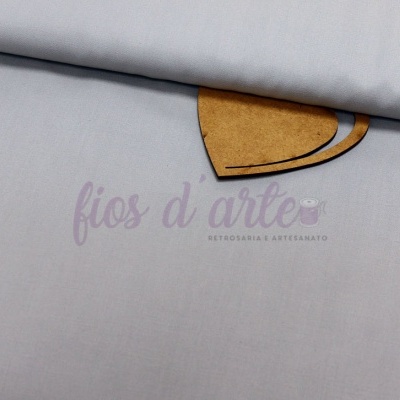 Tecido cinzento claro com recorte de cartão castanho e texto 'fios d'arte'