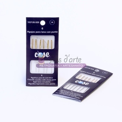 Embalagem com seis agulhas para lã douradas em fundo azul escuro.