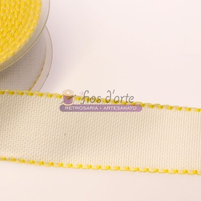 Fita de tecido branca com bordas amarelas e rolo amarelo ao lado