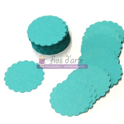 Círculos de papel azul turquesa com bordas onduladas sobre fundo branco.