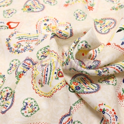 tecido de algodão com padrão colorido de corações e texto 'claes amor'