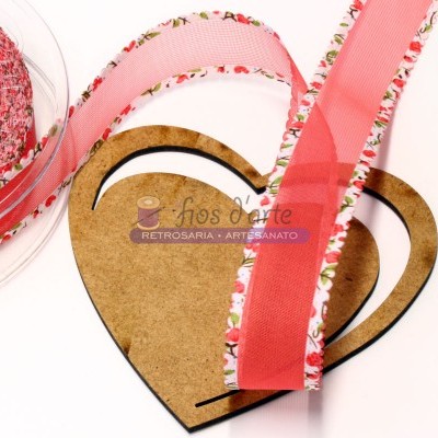 Fitas decorativas em tecido vermelho, branco e floral com suporte de madeira em forma de coração