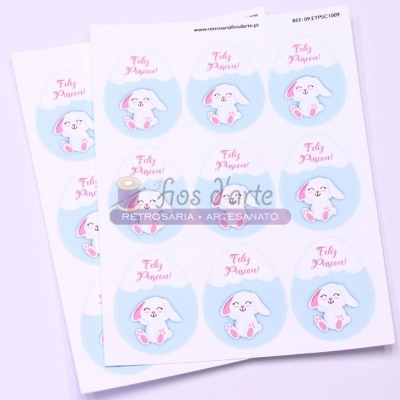 Folhas com autocolantes redondos de coelho e texto em rosa sobre fundo azul claro