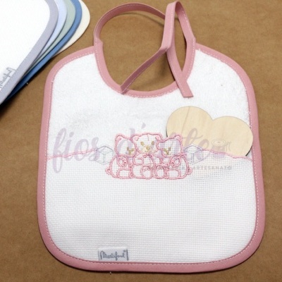 Babete infantil branco com bordas rosa e bordado de ursos cor de rosa