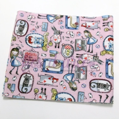 Pano rosa com padrão ilustrativo colorido e frases relacionadas com Alice no País das Maravilhas