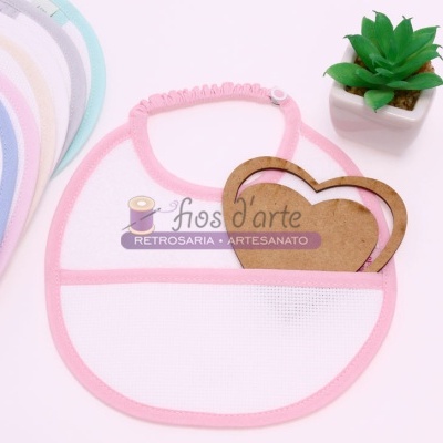 babete tecido com borda colorida, corações de madeira e planta artificial