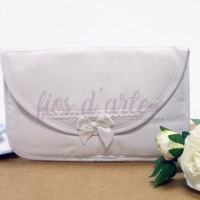 Bolsa pequena branca com laço e texto 'fios d' arte'