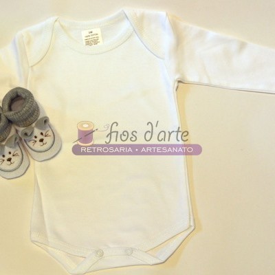 Body branco de manga comprida para bebé com sapatinhos cinzentos bordados