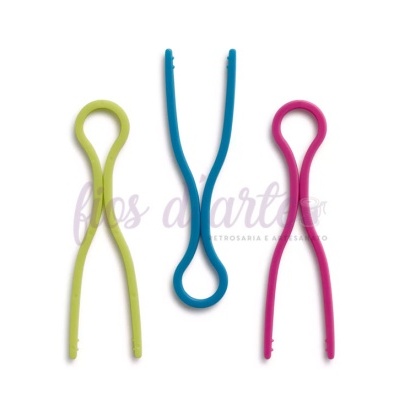 Três presilhas coloridas de plástico