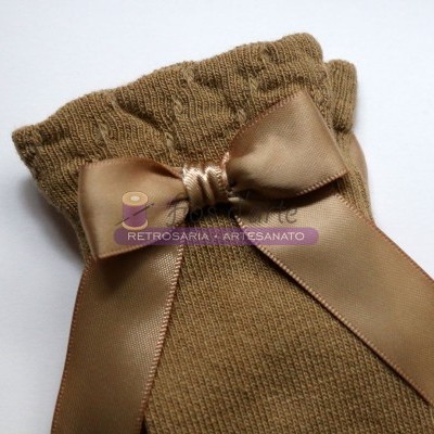 Meias castanhas com laço de fita castanho fosco