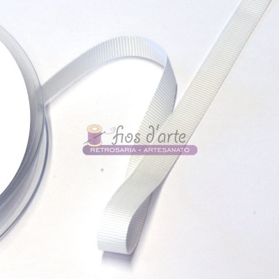 Fita branca nervurada desenrolada sobre fundo branco